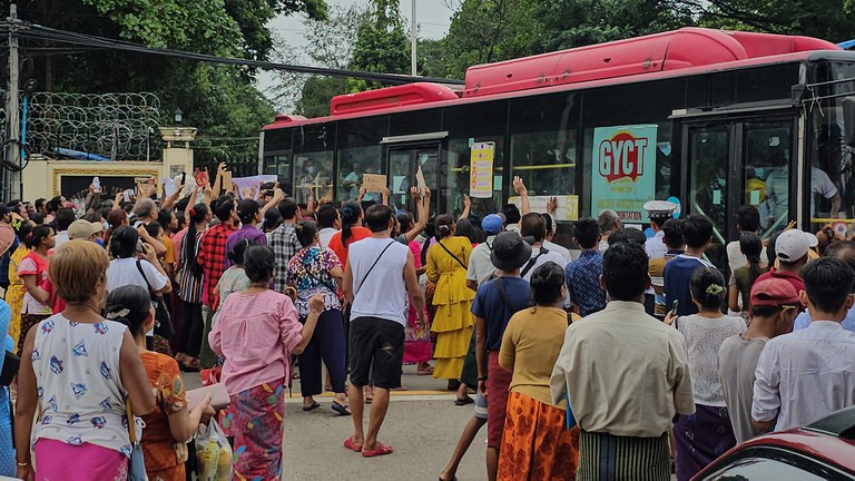 ၂၀၂၃ ခုနှစ် ဩဂုတ်လ ၁ ရက်နေ့က စစ်ကောင်စီ၏ လွတ်ငြိမ်ချမ်းသာခွင့်ဖြင့် အင်းစိန်အကျဉ်းထောင်မှ ပြန်လွတ်လာသူများအား စောင့်ကြိုနေကြသူများ။ (Photo: RFA)