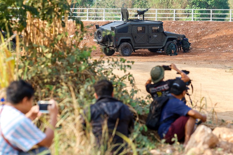 ထိုင်း-မြန်မာနယ်စပ်တွင် ကရင်လွတ်မြောက်ရေးတပ်မတော် (KNLA) ပူးပေါင်းတပ်နှင့် စစ်ကောင်စီတပ်ကြား တိုက်ပွဲဖြစ်နေချိန် အမှတ်-၂ ချစ်ကြည်ရေးတံတားအနီးတွင် သတင်းယူနေကြသည့် သတင်းထောက်တချို့။ (Photo: Reuters)