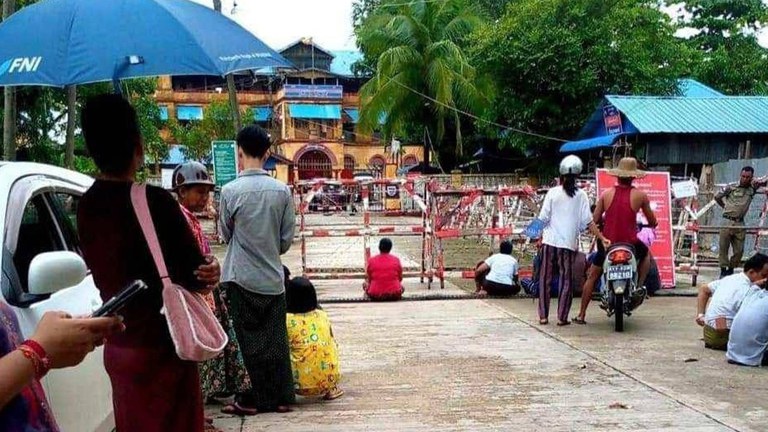 နိုင်ငံတော် လွတ်ငြိမ်းသက်သာခွင့်နဲ့ လွတ်လာမည့် အကျဉ်းသားများအား မိသားစုဝင်များမှ ၂၀၂၃ ခုနှစ် သြဂုတ်လ ၁ ရက်နေ့က ပုသိမ်အကျဉ်းထောင်ရှေ့တွင် စောင့်ဆိုင်းနေစဉ်။ (Photo: Citizen Journalist)