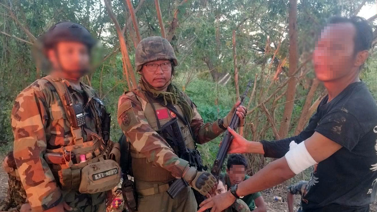 ပဲခူးတိုင်း၊ ကျောက်ကြီးမြို့နယ်အတွင်း မုန်းမြို့သိမ်းတိုက်ပွဲတွင် PDF နှင့် မဟာမိတ်ပူးပေါင်းတပ်ဖွဲ့များထံ လက်နက်ချခဲ့သည့် စစ်ကောင်စီတပ်ဖွဲ့ဝင်တစ်ဦးအား ၂၀၂၃ ခုနှစ်၊ ဒီဇင်ဘာလ ၄ ရက်နေ့က တွေ့ရစဉ်။ (Photo: Ministry of Defence - NUG)