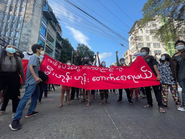 ပစ်ခတ်ဖမ်းဆီးမှုကြား အရှိန်မပျက်တဲ့ ရန်ကုန်သပိတ် ပစ်ခတ်ဖမ်းဆီးမှုကြား အရှိန်မပျက်တဲ့ ရန်ကုန်သပိတ်