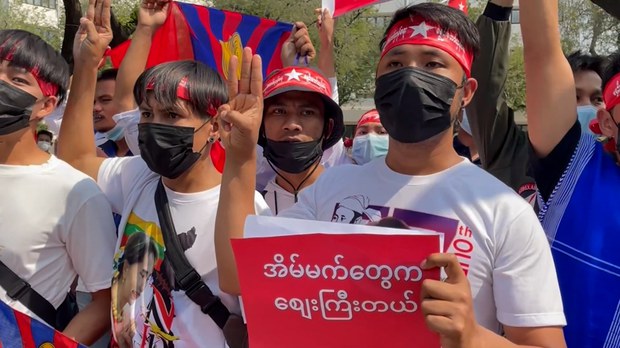 စစ်အာဏာသိမ်းနှစ်နှစ်ပြည့် ဘန်ကောက်ကုလရုံးရှေ့ မြန်မာတွေစုဝေးဆန္ဒပြ စစ်အာဏာသိမ်းနှစ်နှစ်ပြည့် ဘန်ကောက်ကုလရုံးရှေ့ မြန်မာတွေစုဝေးဆန္ဒပြ