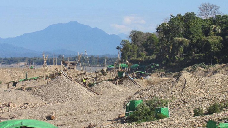 gold-illegal-mine ကချင်ပြည်နယ် မြစ်ကြီးနား ဧရာဝတီမြစ်တစ်လျှောက်တွင် ရွှေတူးဖော်နေသည့်လုပ်ကွက်အချို့ကို ၂၀၂၄ ခုနှစ် ဒီဇင်ဘာလအတွင်းက တွေ့ရစဉ်။ (Citizen Photo)