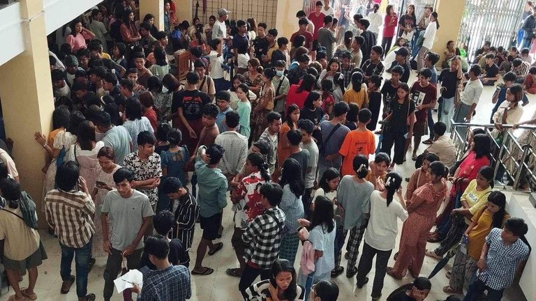 နေရပ်ပြန်ရန် ကားလက်မှတ်၊ အမြန်ရေယာဉ်လက်မှတ်ရရန်နှင့် လျှောက်လွှာတင်ရန် စောင့်နေကြသည့် စစ်တွေတက္ကသိုလ်က အဝေးသင်ကျောင်းသား/သူများကို  ၂၀၂၃ ခုနှစ် နိုဝင်ဘာလ ၁၉ ရက်က တွေ့ရစဉ်။ (Photo: Citizen Journalist)