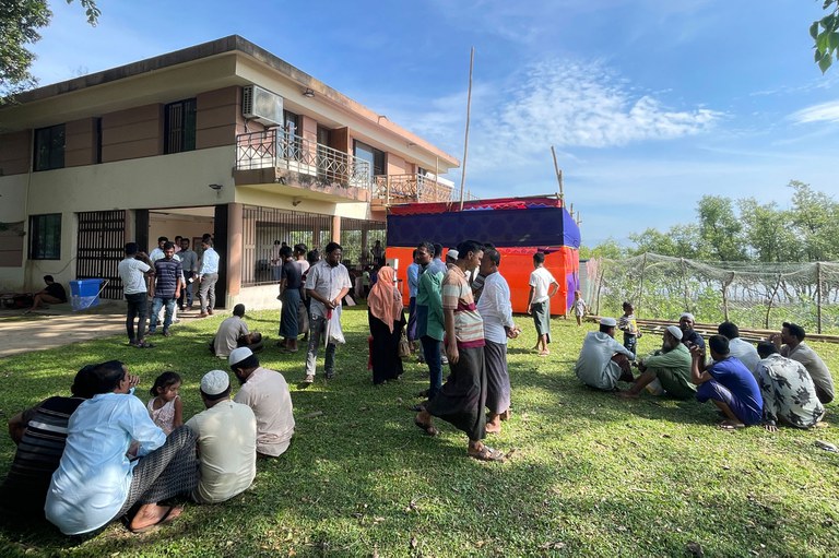rohingya-refugees-01.jpg ၂၀၂၃ ခုနှစ် အောက်တိုဘာလ ၃၁ ရက်နေ့က ဘင်္ဂလားဒေရှ့်နိုင်ငံ၊ တက္ကနပ်မြို့တွင် ရိုဟင်ဂျာများ နေရပ်ပြန်ရေး ဆွေးနွေးရန် ရောက်ရှိလာသည့် မြန်မာစစ်ကောင်စီ ကိုယ်စားလှယ်များနှင့်တွေ့ဆုံရန် စောင့်ဆိုင်းနေကြသော ရိုဟင်ဂျာများ။ (Photo: AFP)