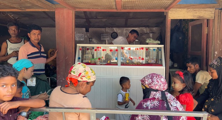 rakhine.jpg မွတ်စလင်အများစုနေထိုင်သည့် စစ်တွေမြို့နယ် ဒါးပိုင်ရွာဈေးတွင် ဖွင့်လှစ်ထားသည့် ရခိုင် တိုင်းရင်းသားပိုင် ရွှေပန်းထိမ်ဆိုင်တစ်ဆိုင်အား ၂၀၂၃ ခုနှစ်၊ ဧပြီလ ၂၈ ရက်နေ့က တွေ့ရစဉ်။ (Photo: RFA)