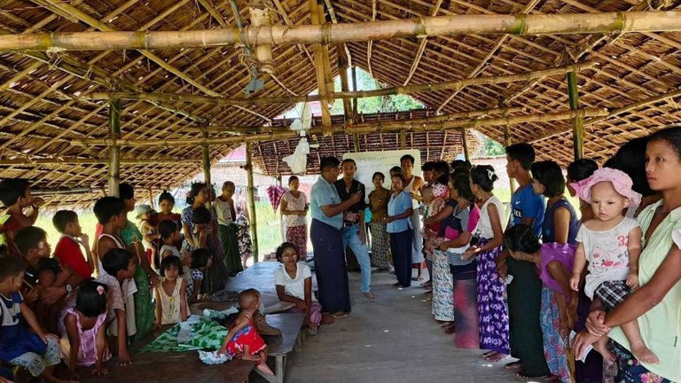 rakhine refugees ရခိုင်ပြည်နယ်မှ စစ်ဘေးဒုက္ခသည်များအား ရေကြည်မြို့နယ်၊ ငသိုင်းချောင်းမြို့၊ စစ်ဘေးဒုက္ခသည်စခန်းတစ်ခုတွင် ၂၀၂၄ ခုနှစ် အောက်တိုဘာ ၁၉ ရက်နေ့က တွေ့ရစဥ်။ (Citizen Photo)