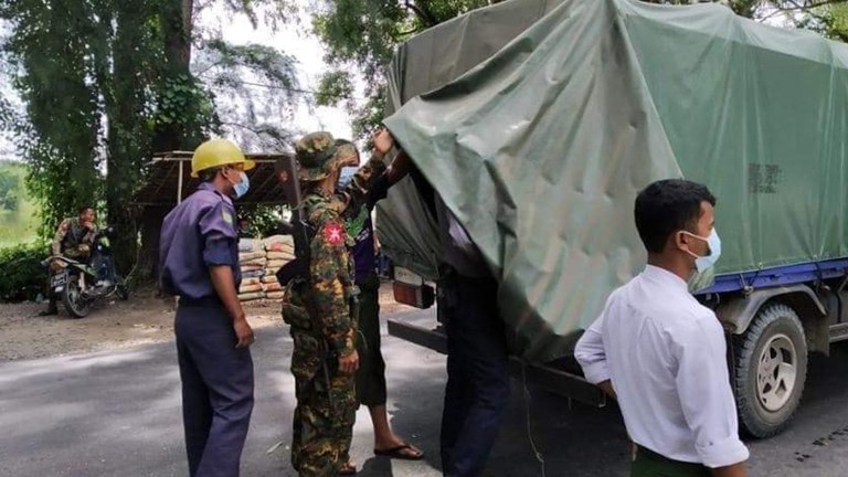 ၂ဝ၂၁ ခုနှစ် နိုဝင်ဘာလအတွင်းက ဧရာဝတီတိုင်း မအူပင်မြို့၊ လမ်းမပေါ်တွင် ဖြတ်သန်းသွားသည့် ကားများအား စစ်ကောင်စီတပ်ဖွဲ့ဝင်များ စစ်ဆေးနေစဥ်။ (Citizen Photo)