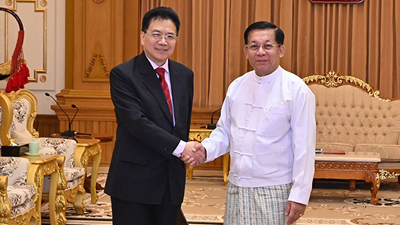စစ်ကောင်စီဥက္ကဋ္ဌ ဗိုလ်ချုပ်မှူးကြီးမင်းအောင်လှိုင်နှင့် အာရှရေးရာ တရုတ်အထူးကိုယ်စားလှယ် မစ္စတာ တိန့်ရှီးကျွင်းတို့ ၂၀၂၄ ခုနှစ် ဧပြီလ ၁ ရက်နေ့က နေပြည်တော်တွင် တွေ့ဆုံခဲ့စဉ်။ (Photo: Myanmar Military)