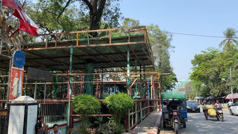 စစ်တွေမြို့ပေါ်တွင် ဆောက်လုပ်နေသည့် ရခိုင်ရိုးရာ ရေလောင်းမဏ္ဍပ်တချို့အား ၂၀၂၃ ခုနှစ် ဧပြီလ ၆ ရက်နေ့က တွေ့ရစဉ်။ (Photo: RFA)