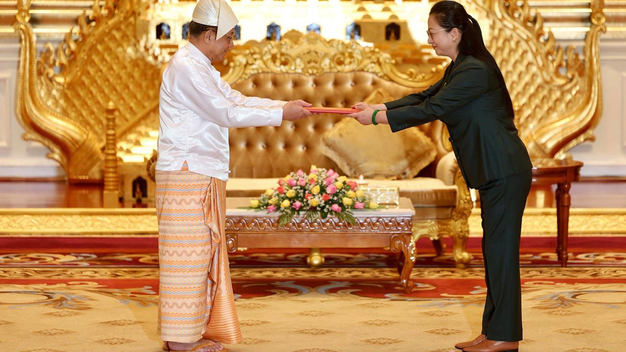 minaunghlaing-majia မြန်မာနိုင်ငံဆိုင်ရာ တရုတ်သံအမတ်ကြီး Ms. Ma Jia မှ ဗိုလ်ချုပ်မှူးကြီး မင်းအောင်လှိုင်ထံ ၂၀၂၄ ခုနှစ်၊ သြဂုတ်လ ၂၁ ရက်နေ့တွင် သံအမတ်ခန့်အပ်လွှာပေးအပ်ခဲ့စဉ်။ (Photo: Facebook/ Chinese Embassy in Myanmar)