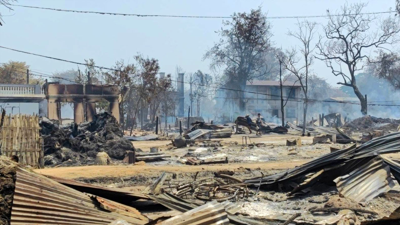 စစ်ကိုင်းတိုင်း၊ ရွှေဘိုခရိုင်၊ ခင်ဦးမြို့နယ်၊ ကံသစ်စံပြရွာမှ နေအိမ်တချို့ မီးရှို့ဖျက်ဆီးခံထားရသည်ကို ၂၀၂၃ ခုနှစ်၊ ဇွန်လ ၁၅ ရက်နေ့က တွေ့ရစဉ်။ (ဓာတ်ပုံ - ခင်ဦးမြို့နယ် သတင်းမှန်ပြန်ကြားရေး)