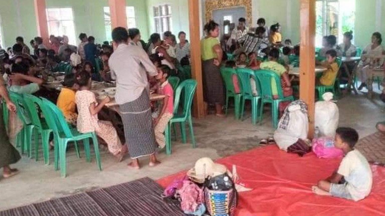 မတ္တရာမြို့နယ်မှ စစ်ဘေးဒုက္ခသည်များအား ၂၀၂၄ ခုနှစ်၊ ဇူလိုင်လ ၅ ရက်နေ့က တွေ့ရစဥ်။ (ရောင်နီနွေဦး)