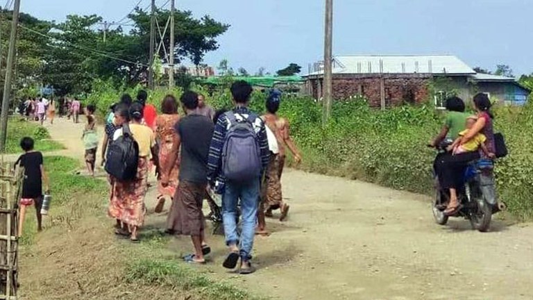ရခိုင်ပြည်နယ်၊ ပေါက်တောမြို့တွင် ရက္ခိုင့်တပ်တော် (AA) နှင့် စစ်ကောင်စီတပ် တိုက်ပွဲကြောင့် တိမ်းရှောင်နေကြရသည့် စစ်ဘေးဒုက္ခသည်များအား ၂၀၂၃ ခုနှစ် နိုဝင်ဘာလ ၁၆ ရက်နေ့က တွေ့ရစဉ်။ (Photo: Citizen Journalist)