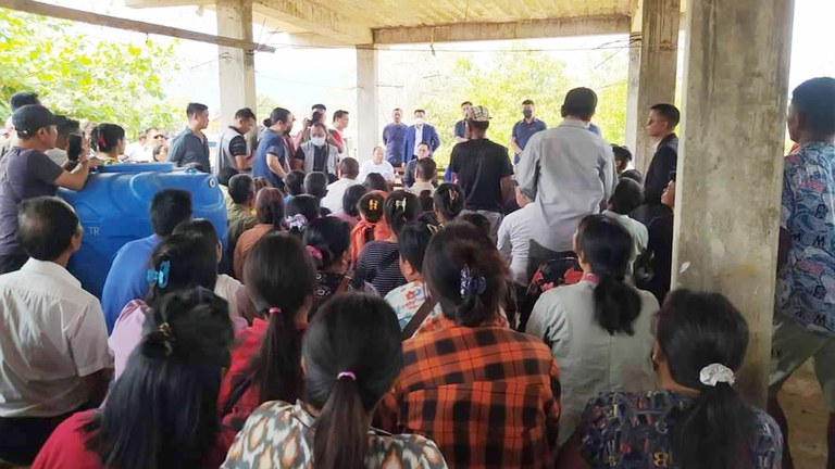 အိန္ဒိယနိုင်ငံ မဏိပူရ်ပြည်နယ် အစိုးရအဖွဲ့နှင့် မြန်မာစစ်ဘေးဒုက္ခသည်များ ၂၀၂၃ ခုနှစ်၊ မတ်လ ၂၆ ရက်နေ့က မိုးရေးမြို့တွင် တွေ့ဆုံစဉ်။ (Photo: Citizen Journalist)