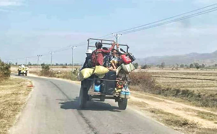 (ကရင်နီပြည်နယ်က စစ်ဘေးဒုက္ခသည်တွေကို ၂၀၂၂ ဖေဖော်ဝါရီ ၁၉ ရက်နေ့က တွေ့ရစဥ်) ဓါတ်ပုံ - ကရင်နီပြည် စစ်ဘေးရှောင် ကူညီစောင့်ရှောက်ရေးကွန်ရက်