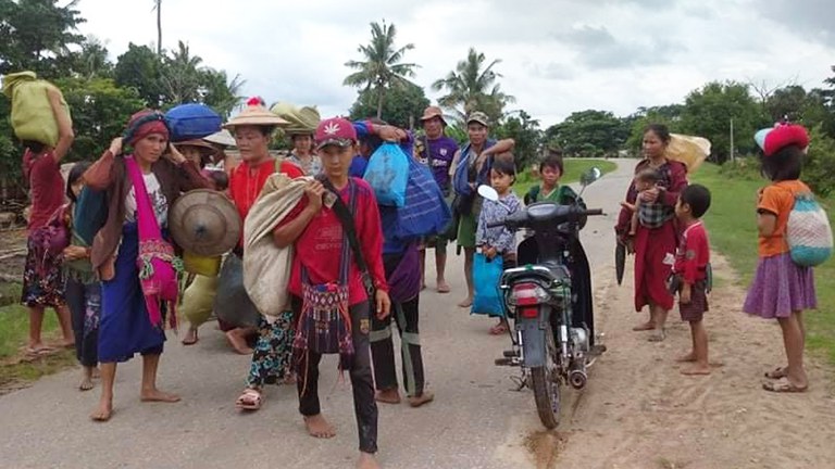 ပဲခူးတိုင်း ညောင်လေးပင်ခရိုင်အတွင်းမှ စစ်ဘေးဒုက္ခသည်များအား ၂၀၂၂ ခုနှစ် ဇူလိုင်လ ၂ ရက်နေ့က တွေ့ရစဉ်။ (Photo: Citizen Journalist)