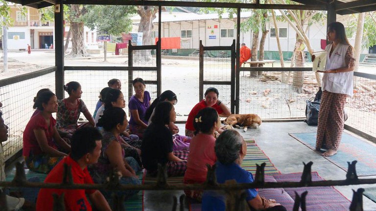 နယ်စည်းမခြားဆရာဝန်များအဖွဲ့ (MSF Myanmar) အဖွဲ့က ကျန်းမာရေးစောင့်ရှောက်မှုပေးနေသည်ကို ၂၀၂၂ ခုနှစ်၊ နိုဝင်ဘာလ ၂၄ ရက်နေ့က တွေ့ရစဉ်။ (Photo: MSF Myanmar Photo)