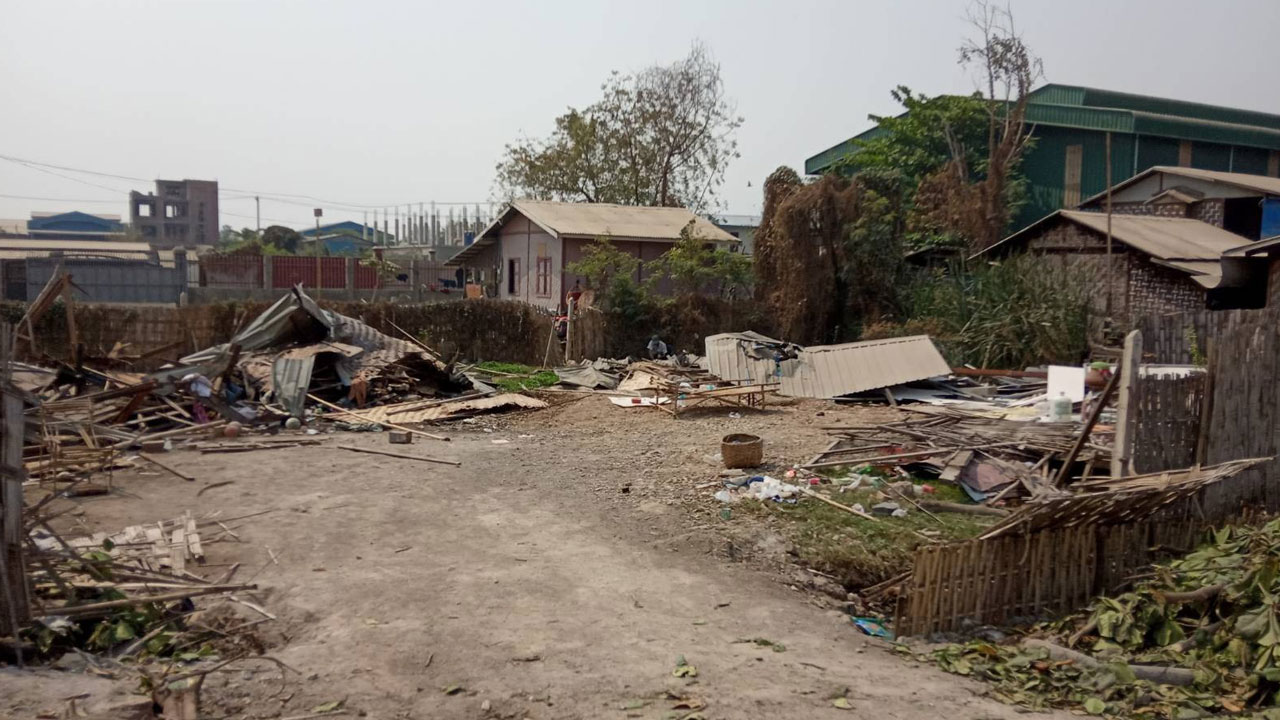 မန္တလေးတိုင်း ပြည်ကြီးတံခွန်မြို့နယ်နဲ့ ပုသိမ်ကြီးမြို့နယ်အစပ် (ဋ) ရပ်ကွက် မက္ခရာလမ်းမှ ဖျက်ဆီးခံရသည့် နေအိမ်တချို့ကို ၂၀၂၃ ခုနှစ်၊ ဖေဖော်ဝါရီလ ၂၈ ရက်နေ့က တွေ့ရစဉ်။ (Photo: Citizen Journalist)