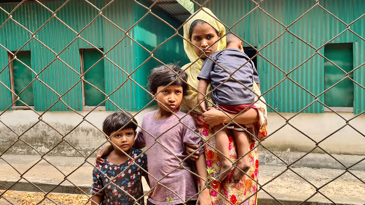 rohingya-bangladesh ဘင်္ဂလားဒေ့ရှ်နိုင်ငံ၊ တက္ကနာပ်မြို့သို့ ရောက်ရှိနေသည့် မြန်မာအရာရှိများနှင့် တွေ့ဆုံရန် လာရောက်ခဲ့သည့် ရိုဟင်ဂျာမိသားစုတစ်စုအား ၂၀၂၃ ခုနှစ်၊ မတ်လ ၁၅ ရက်နေ့က တွေ့ရစဉ်။ (Photo: AFP)