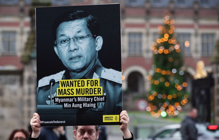 MAH ICJ ၂ဝ၁၉ ခုနှစ် ဒီဇင်ဘာလ ၁၁ ရက်နေ့က နယ်သာလန်နိုင်ငံ၊ သည်ဟိတ်မြို့ ICJ အပြည်ပြည်ဆိုင်ရာတရားရုံးတွင် ရိုဟင်ဂျာအရေး ကြားနာနေချိန် တရားရုံးအပြင်ဘက်က ဆန္ဒပြနေကြသူများအားတွေ့ရစဉ်။ (Photo: Reuters)