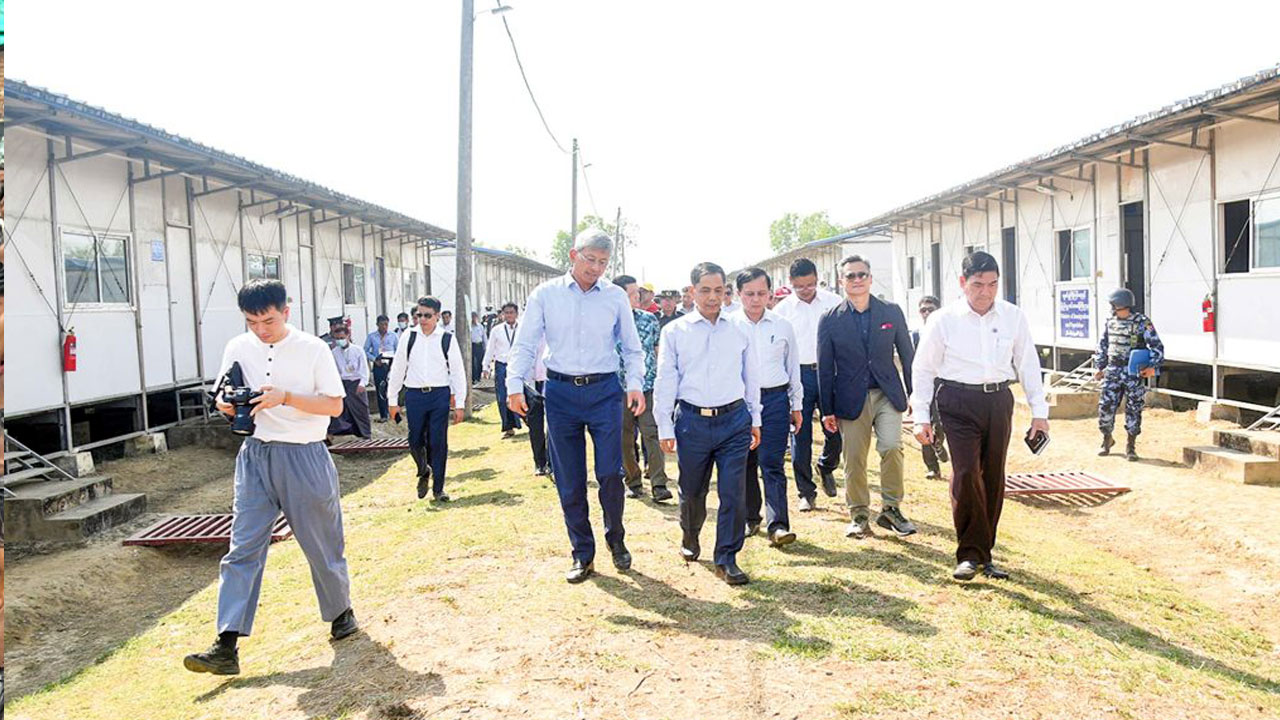 ရခိုင်ပြည်နယ် အနောက်မြောက်ပိုင်းဒေသ မြန်မာ-ဘင်္ဂလားဒေ့ရှ်နယ်စပ်သို့ သွားရောက်ခဲ့သည့် စစ်ကောင်စီရဲ့ အပြည်ပြည်ဆိုင်ရာ ပူးပေါင်းဆောင်ရွက်ရေးဝန်ကြီး ဦးကိုကိုလှိုင်၊ မြန်မာနိုင်ငံဆိုင်ရာ တရုတ်သံအမတ်ကြီး Mr. Chen Hai နှင့် အဖွဲ့ဝင်များအား ၂၀၂၃ ခုနှစ် မတ်လ ၉ ရက်နေ့က တွေ့ရစဉ်။ (Photo: Myanmar Military)