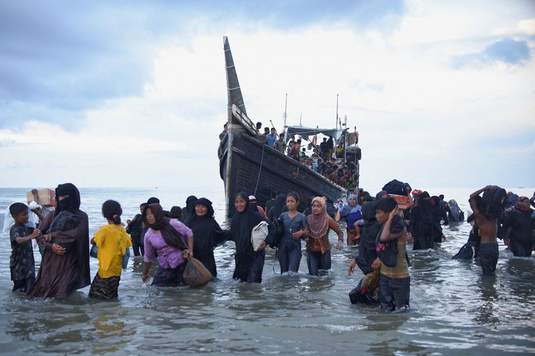 အင်ဒိုနီးရှားနိုင်ငံ အာချေးပြည်နယ် အနောက်ဘက်ကမ်းခြေသို့ စက်လှေဖြင့် ဆိုက်ကပ်ရောက်ရှိလာသည့် ရိုဟင်ဂျာဒုက္ခသည်များအား ၂၀၂၃ ခုနှစ် နိုဝင်ဘာလ ၁၇ ရက်နေ့က တွေ့ရစဉ်။ (Photo: AFP)