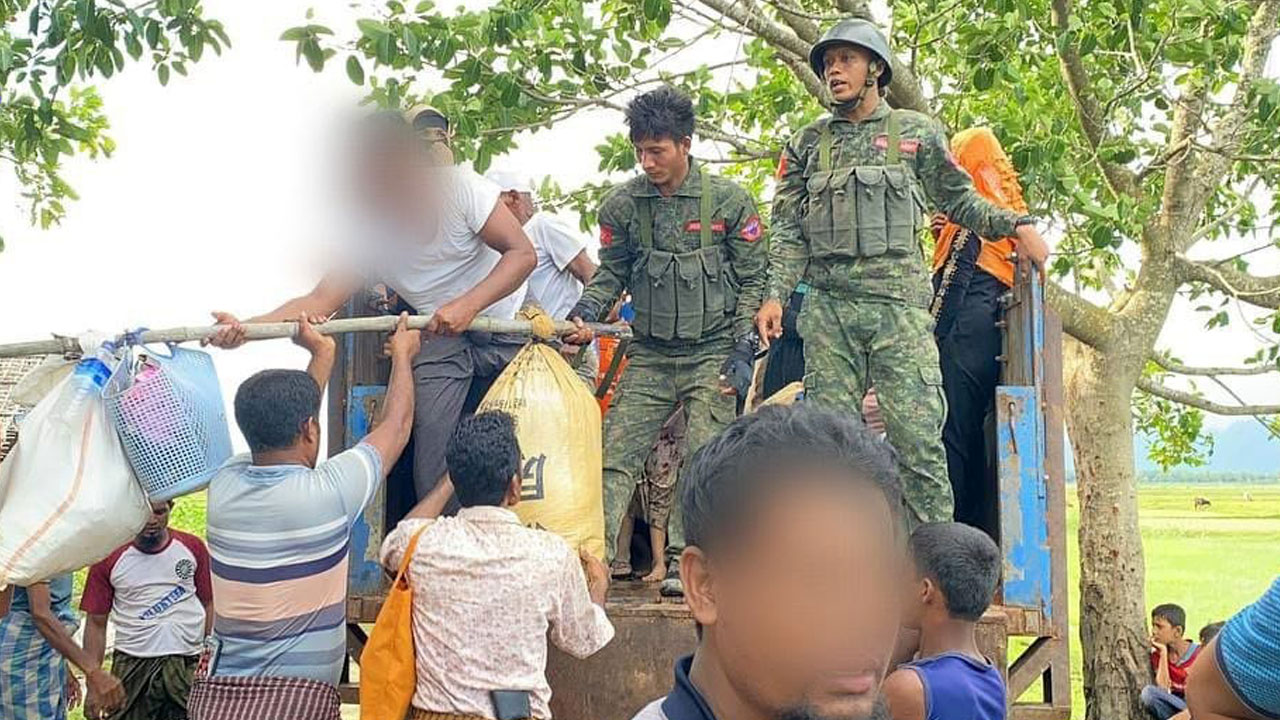 ရခိုင်ပြည်နယ်၊ မောင်တောမြို့နယ်မှ မွတ်စလင်များအား ရက္ခိုင့်တပ်တော် တပ်ဖွဲ့ဝင်များမှ ဘေးလွတ်ရာသို့ ၂၀၂၄ ခုနှစ်၊ ဇွန်လ ၂၆ ရက်နေ့က ကူညီပို့ဆောင်ပေးခဲ့စဉ်။ (Photo: Facebook/ Arakan Princess Media)