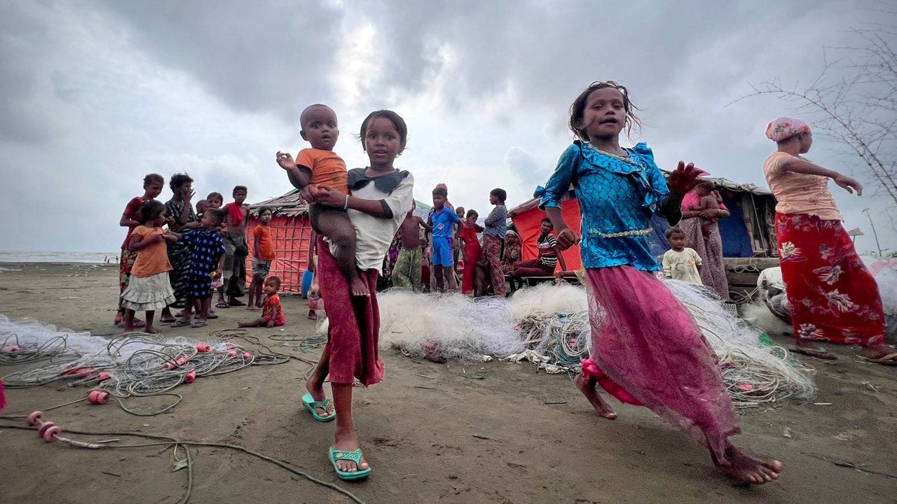 ရခိုင်ပြည်နယ်၊ စစ်တွေမြို့နယ်၊ ဗေဒါ ရိုဟင်ဂျာရွာတွင် နေထိုင်သူများအား မိုခါ ဆိုင်ကလုန်းမုန်တိုင်းတိုက်ခတ်ပြီးနောက် ၂၀၂၃ ခုနှစ်၊ စက်တင်ဘာ ၁၂ ရက်နေ့က တွေ့ရစဉ်။ (Photo: RFA)