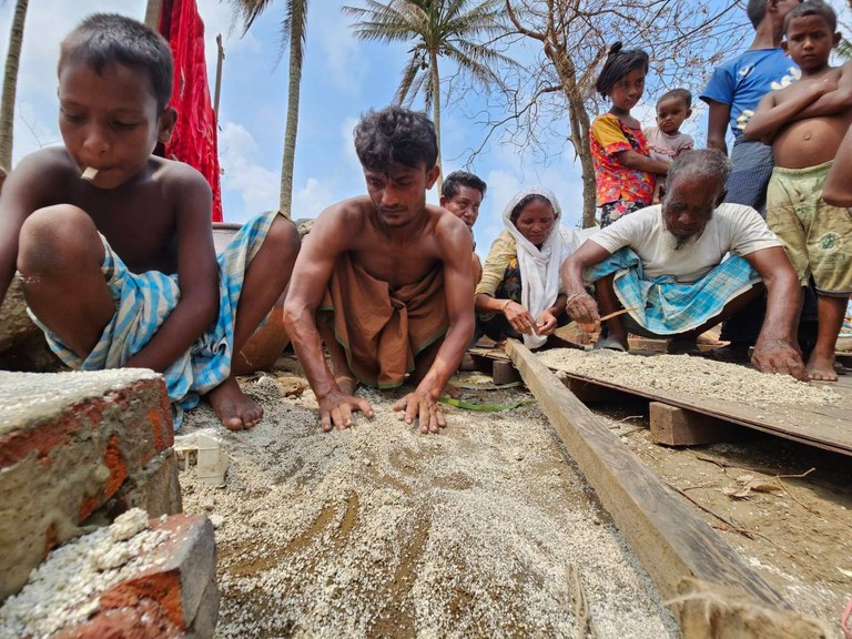 စစ်တွေမြို့နယ်၊ ဘုမေအုပ်စု၊ သဲချောင်းအုန်းတောရွာမှ ရိုဟင်ဂျာများအား ၂၀၂၃ ခုနှစ် မေလ ၂၀ ရက်နေ့က တွေ့ရစဉ်။ (Photo: RFA)