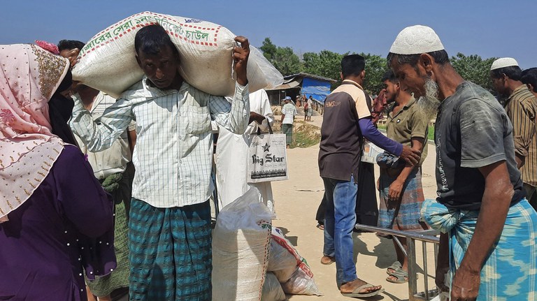 ၂ဝ၂၃ ခုနှစ် မတ်လ ၂ ရက်နေ့က ဘင်္ဂလားဒေ့ရှ်နိုင်ငံ ကုတုပါလောင်ဒုက္ခသည်စခန်းတွင် ကူညီထောက်ပံ့ရေးပစ္စည်းများအား သယ်ယူလာသည့် ရိုဟင်ဂျာတချို့အားတွေ့ရစဉ်။ (Photo: AFP)