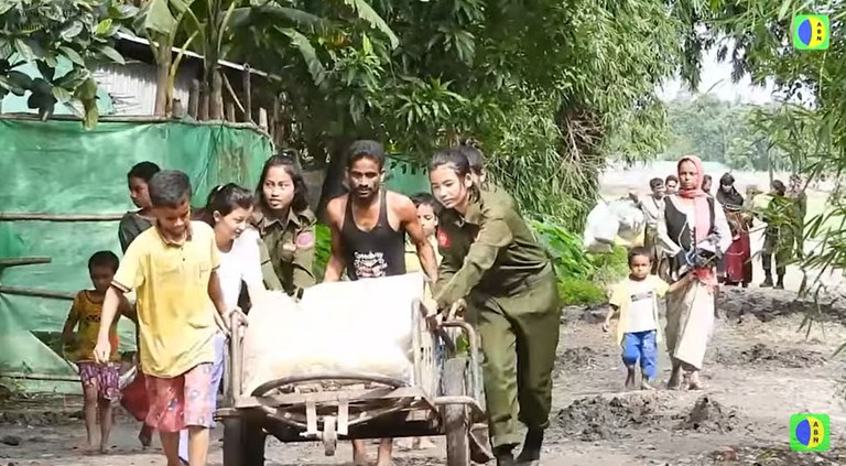 မောင်တောမြို့နယ်မှ ရိုဟင်ဂျာများကို အာရက္ခတပ်တော် (AA) က ၂၀၂၄ ခုနှစ် ဩဂုတ်လ ၉ ရက်နေ့တွင် ကယ်ထုတ်ပေးနေစဉ်။ (Photo: Screenshot from Arakan Bay News's Video)