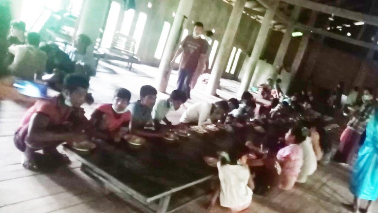 ဧရာဝတီတိုင်း မြောင်းမြမြို့နယ်၊ ငါးမြင်းချောင်းကျေးရွာအနီးတွင် ၂၀၂၂ ခုနှစ် စက်တင်ဘာ ၁၉ ရက်နေ့က ‌ဖမ်းဆီးခံခဲ့ရသည့် ရိုဟင်ဂျာများအား တွေ့ရစဉ်။ (Photo: SKA)