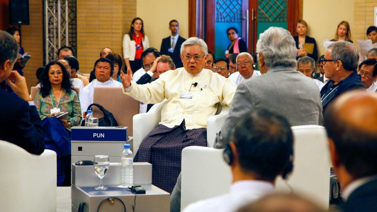 ၂၀၁၃ ခုနှစ် ဇွန်လ ၆ ရက်နေ့က နေပြည်တော်တွင် ကျင်းပသည့် အရှေ့အာရှဆိုင်ရာ ကမ္ဘာ့စီးပွားရေးဖိုရမ်တွင် ရိုးမဘဏ် ဥက္ကဋ္ဌ ဆာ့ဂျ်ပန်း (ခေါ်) ဦးသိန်းဝေအား တွေ့ရစဉ်။ (Photo : AP)