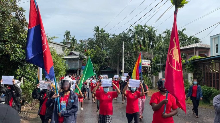 တနင်္သာရီတိုင်း၊ လောင်းလုံးမြို့နယ်တွင် နှင်းဆီရောင်အမျိုးသမီးများသမဂ္ဂမှ ဦးဆောင်ပြီး ၂၀၂၃ ခုနှစ် ဩဂုတ်လ ၁၂ ရက်နေ့က အကြမ်းဖက်မှုများကို ဆန့်ကျင်ရှုတ်ချသည့် လူထုသပိတ်လှုပ်ရှားမှုတစ်ခု ပြုလုပ်ခဲ့ကြစဉ်။ (Photo: Rosy Women's Union - Dawei)