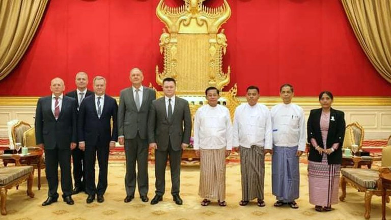 စစ်ကောင်စီဥက္ကဋ္ဌ ဗိုလ်ချုပ်မှူးကြီးမင်းအောင်လှိုင်နဲ့ ရုရှားနိုင်ငံရှေ့နေချုပ် Igor Krasnov ဦးဆောင်တဲ့ ကိုယ်စားလှယ်အဖွဲ့တို့ ၂၀၂၃ ခုနှစ် မတ်လ ၂၂ ရက်နေ့က နေပြည်တော်မှာတွေ့ဆုံခဲ့စဉ်။ (Photo: Myanmar Military)