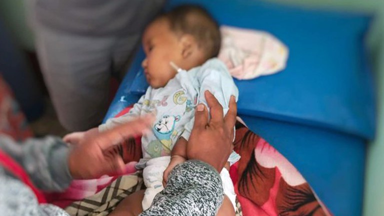ကရင်နီပြည်စစ်ဘေးဒုက္ခသည်စခန်းမှ ဝမ်းရောဂါဖြစ်ပွားနေတဲ့ လသားကလေးငယ်တစ်ဦးအား ၂၀၂၂ ခုနှစ် မေလ ၂၆ ရက်နေ့က တွေ့ရစဉ် (ဓာတ်ပုံ - ကရင်နီပြည် စစ်ဘေးရှောင် ကူညီစောင့်ရှောက်ရေးကွန်ရက်)