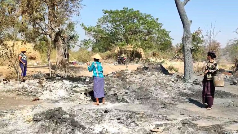 စစ်ကိုင်းတိုင်း ခင်ဦးမြို့နယ်၊ လောင်းရှည်ရွာမှ မီးရှို့ဖျက်ဆီးခံထားရသည့် နေအိမ်များကြားက အကြွင်းအကျန်ပစ္စည်းများအား ရှာဖွေနေကြသည့် ဒေသခံများအား ၂၀၂၃ ခုနှစ်၊ ဖေဖော်ဝါရီလ ၁၆ ရက်နေ့က တွေ့ရစဉ်။ (Photo: Citizen Journalist)