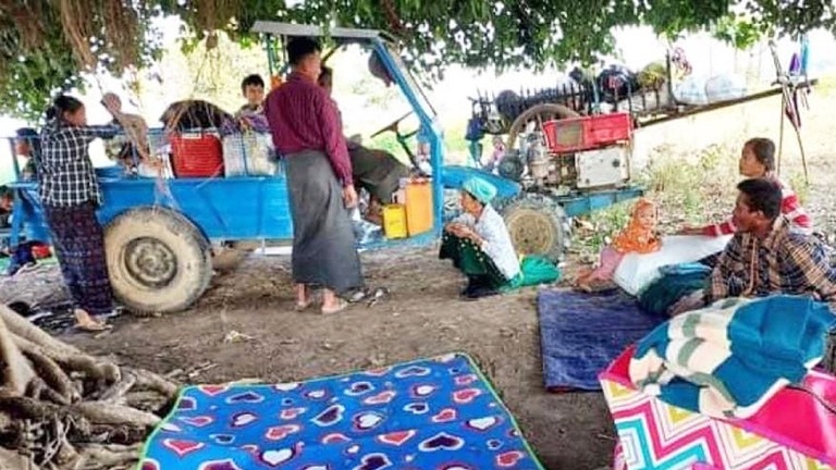 စစ်ကိုင်းတိုင်း၊ ရွှေဘိုမြို့နယ်မှ စစ်ဘေးဒုက္ခသည်များအား ၂၀၂၃ ခုနှစ် ဇန်နဝါရီလ ၄ ရက်နေ့က တွေ့ရစဉ်။ (Photo: ShweBo People Defence Force)
