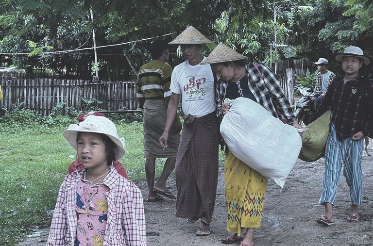 စစ်ကိုင်းတိုင်း၊ ကောလင်းမြို့နယ်မှ စစ်ဘေးဒုက္ခသည်များအား ၂၀၂၂ ခုနှစ် စက်တင်ဘာလ ၁၁ ရက်နေ့က တွေ့ရစဉ်။ (Photo: Kawlin Revolution(KR))