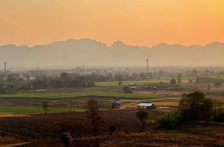 မြန်မာနိုင်ငံဘက်ခြမ်းကို ထိုင်းနိုင်ငံနယ်စပ်တစ်နေရာမှ တွေ့ရစဉ်။ (Photo: RFA)