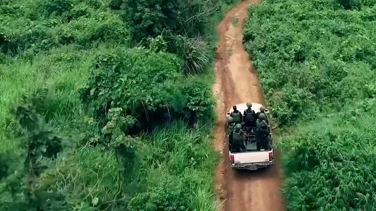 စစ်ရေးဒေသတစ်ခုအတွင်း Federal Wings ဒရုန်းတပ်ဖွဲ့ဝင်များ လှုပ်ရှားနေသည့်မြင်ကွင်း။ (Photo: Frderal Wings) Sequence 04.00_02_27_04.Still003.jpg