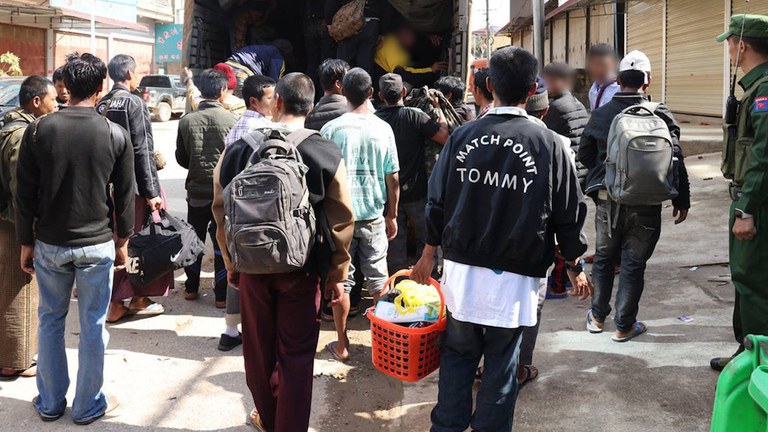 ကိုးကန့်တပ်မတော် (MNDAA) ထံ စစ်ကောင်စီ ခြေမြန်တပ်ရင်း ခမရ - ၁၂၉ တပ်ရင်းတစ်ရင်းလုံးနှင့် မိသားစုဝင်များ လက်နက်ချအဖမ်းခံခဲ့သည်ကို  ၂၀၂၃ ခုနှစ် နိုဝင်ဘာလ ၁၂ ရက်နေ့က တွေ့ရစဉ်။(Photo : The Kokang)