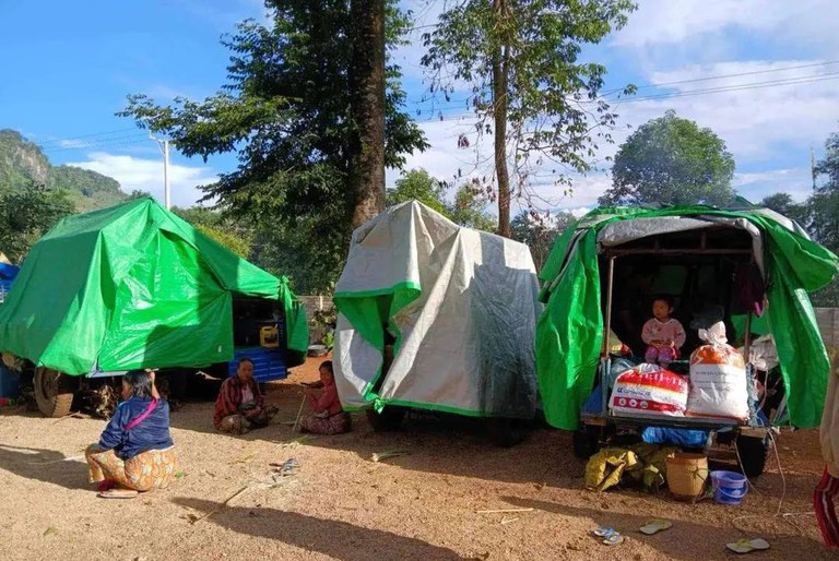 ပင်လောင်းမြို့နယ်အတွင်း တိုက်ပွဲကြောင့် ထွက်ပြေးနေရသော စစ်ဘေးဒုက္ခသည်များကို ၂၀၂၄ ခုနှစ်၊ အောက်တိုဘာလ ၂၉ ရက်နေ့က တွေ့ရစဥ်။ (Facebook/ Voice of Pin Laung Photo)