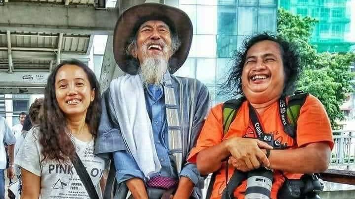 မှတ်တမ်းရုပ်ရှင်ဒါရိုက်တာ ရှင်ဒေဝီ၊ တေးရေးဆရာ ကိုရဲလွင် (ကွယ်လွန်) နှင့် ပန်းချီ၊ ဓာတ်ပုံဆရာ ကိုဦး (ဝဲမှ ယာ)။ (ဓာတ်ပုံ - ပန်းချီ၊ ဓာတ်ပုံ ကိုဦး)