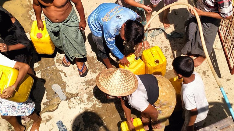 shortage-drinking ပုဏ္ဏားကျွန်းမြို့နယ်ရှိ ရေရှားပါးနေသည့်ကျေးရွာများမှ ဒေသခံများအား ပုဏ္ဏားကျွန်းလူငယ်များ အစည်းအရုံးက ရေလှူဒါန်းပေးနေသည်ကို ၂၀၂၄ ခုနှစ် မေလ ၁၅ ရက်နေ့က တွေ့ရစဉ်။ (Photo: Facebook/Ponnagyun Youths Association - PYA)