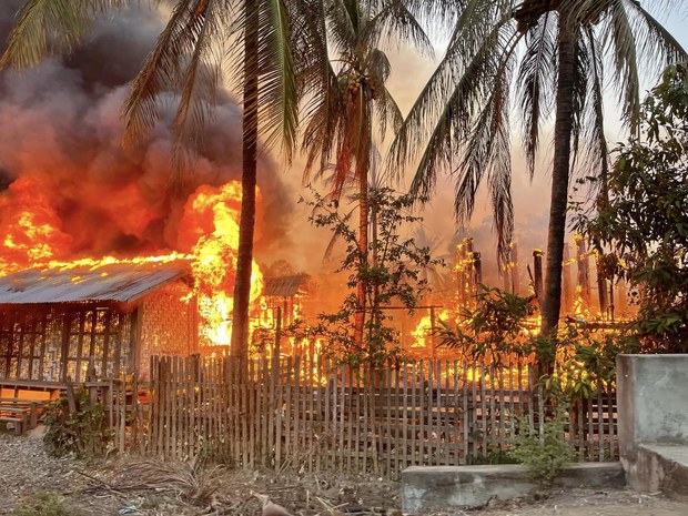 ရွှေကူဒေသခံ အနည်းဆုံး ၁၀ ဦးသတ်ဖြတ်ခံရပြီး အိမ်တစ်ထောင်နီးပါးမီးရှို့ခံရ ရွှေကူဒေသခံ အနည်းဆုံး ၁၀ ဦးသတ်ဖြတ်ခံရပြီး အိမ်တစ်ထောင်နီးပါးမီးရှို့ခံရ