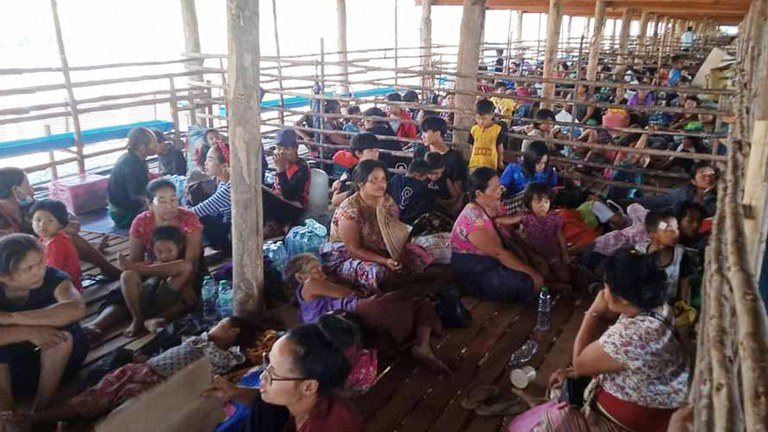 ကရင်နယ်ခြားစောင့်တပ် (BGF) နှင့် ကရင်အမျိုးသား လွတ်မြောက်ရေးတပ်မတော် (KNLA) တိုက်ပွဲများကြောင့် ထိုင်းနိုင်ငံဘက်သို့ ထွက်ပြေးတိမ်းရှောင်နေကြရသည့် ရွှေကုက္ကိုဒေသခံများအား ၂၀၂၃ ခုနှစ်၊ ဧပြီလ ၅ ရက်နေ့က တွေ့ရစဉ်။ (Photo: Citizen Journalist)