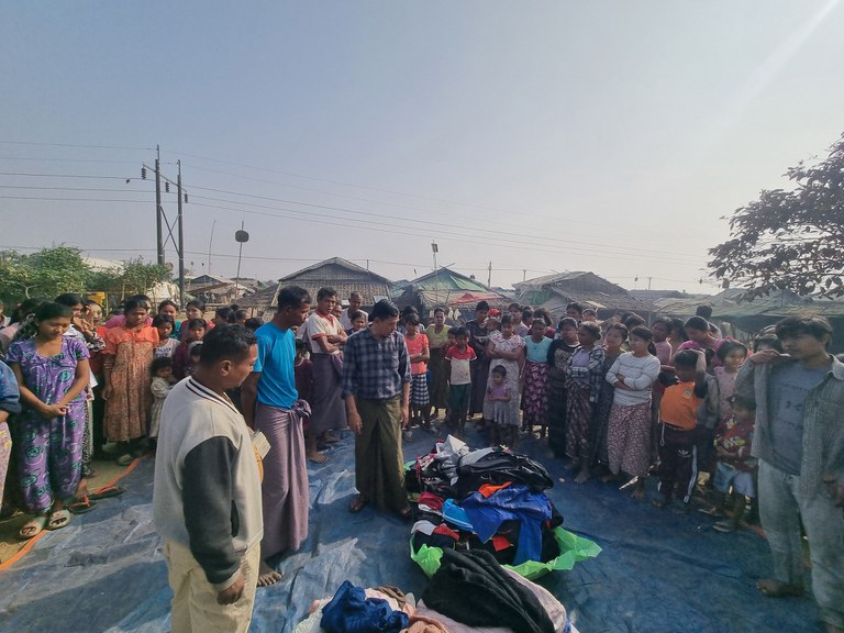 ရခိုင်ပြည်နယ် စစ်တွေမြို့နယ်အနီးမှ ထွက်ပြေးလာသည့် စစ်ဘေးဒုက္ခသည်များအား ၂၀၂၅ ခုနှစ်၊ ဇန်နဝါရီလ ၂၉ ရက်နေ့က တွေ့ရစဉ်။ (Wai Hun Aung Photo)