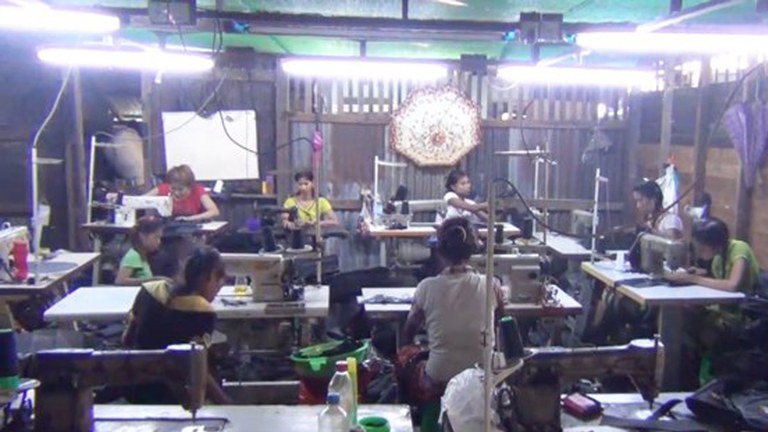 ygn-small-business.jpg ရန်ကုန်မြို့မှ အသေးစားအိတ်ချုပ် လုပ်ငန်းတစ်ခုအား တွေ့ရစဉ်။ (Photo: RFA)